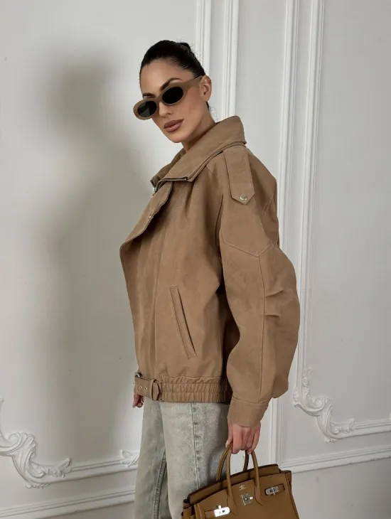 Женский замшевый бомбер из натуральной кожи «Creamy»  с двойным воротником - оверсайз - фото 8