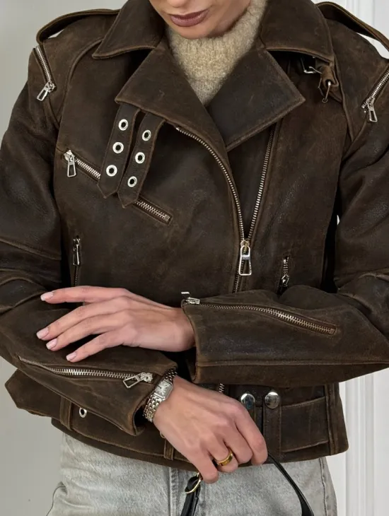 Коричневая куртка- косуха из натуральной винтажной кожи с отложным воротником и молниями на плечах - фото 1
