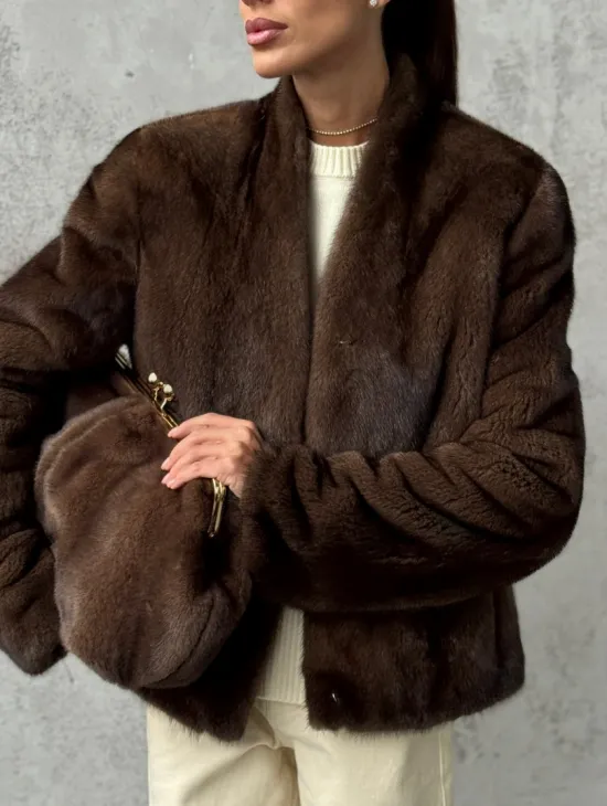 Меховой кроп - жакет из норки цвета соболь с V-образным воротником - фото 1