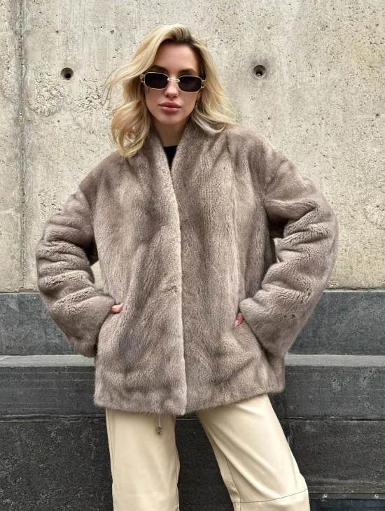 Женское короткое полупальто из меха норки с V-образным воротником - фото 5