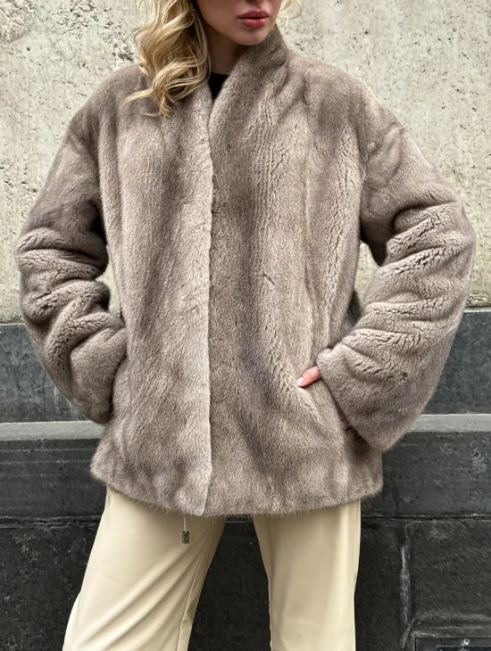 Женское короткое полупальто из меха норки с V-образным воротником - фото 1