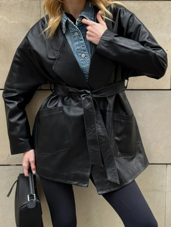 Черный короткий тренч из натуральной кожи на запах с поясом - фото 2