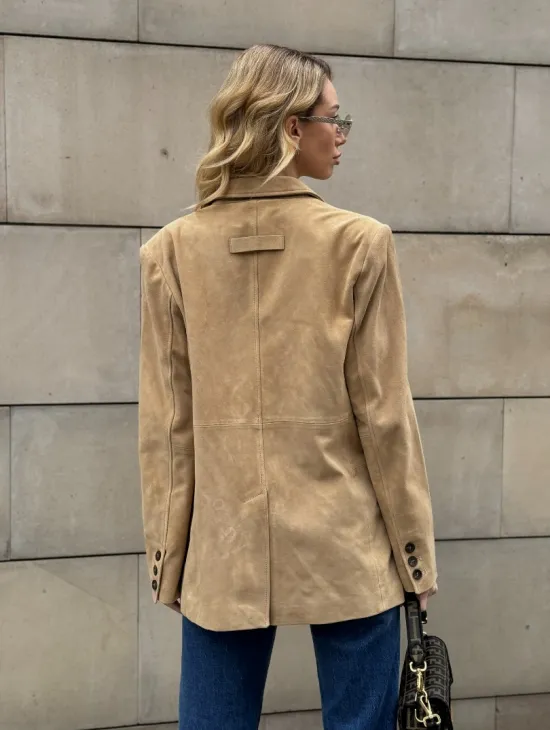 Стильный однобортный пиджак из натуральной замши в бежевом цвете - фото 11
