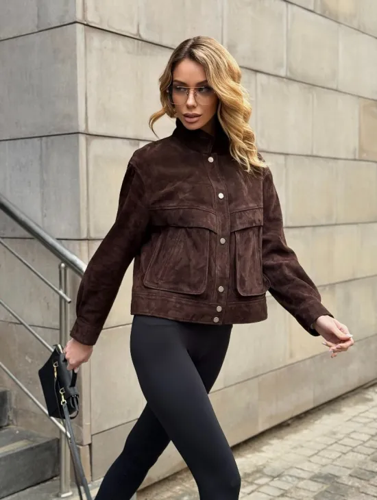 Укороченная замшевая куртка с накладными карманами - фото 10