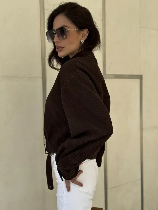 Кроп - бомбер из плетеной замшевой кожи в цвете шоколад - фото 5