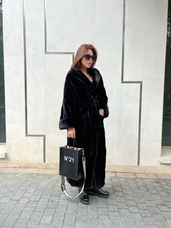 Шуба из норки Velvet с капюшоном в черном цвете - фото 9