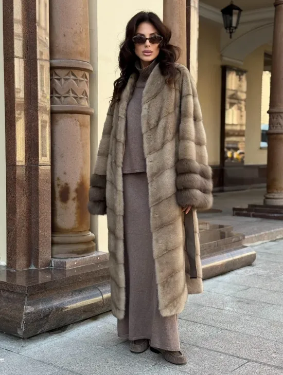 Шуба норковая пастель прямого кроя с отделкой на рукавах из меха куницы - фото 6