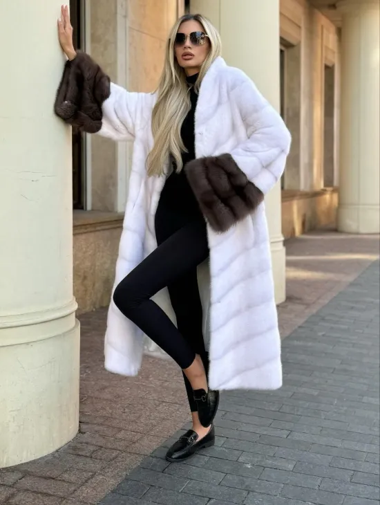 Белая норковая шуба с отделкой из куницы - фото 2