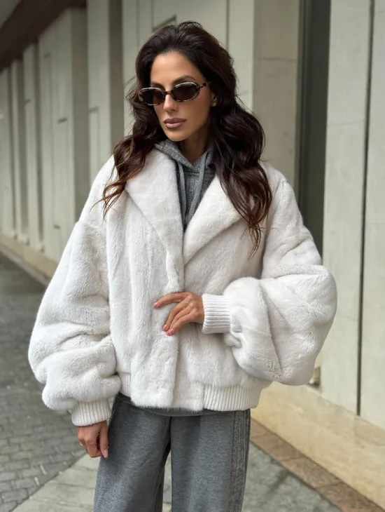 Белый норковый бомбер на резинке - фото 5