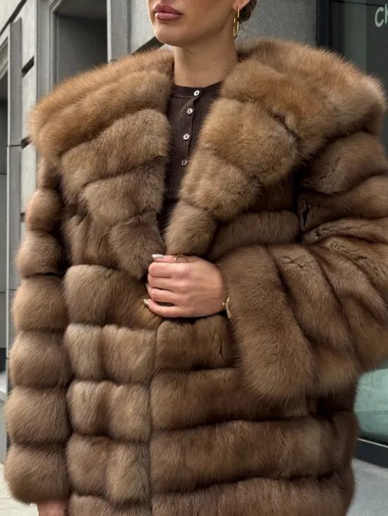 Шуба из натурального меха куницы с капюшоном - фото 1