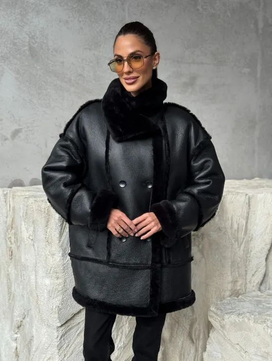 Черная современная дубленка - фото 9