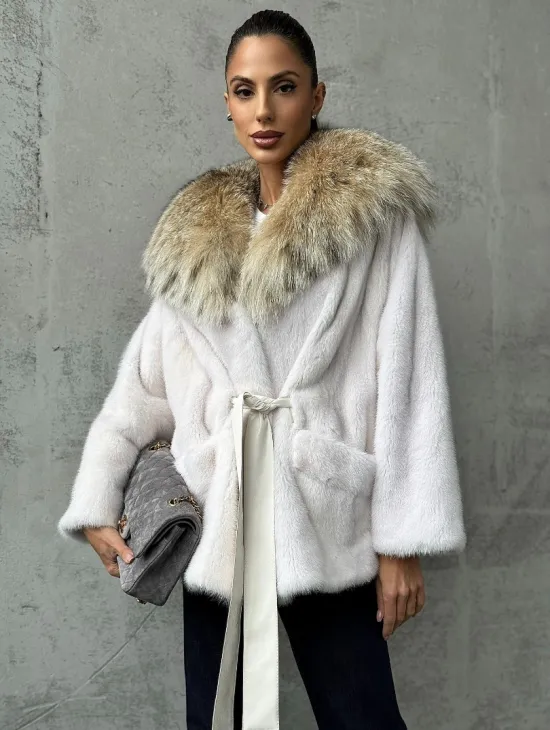 Светлая норковая шуба с капюшоном - фото 4