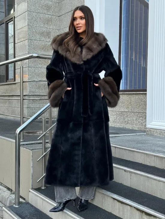 Черная шуба из меха SAGA FURS с отделкой из куницы - фото 0
