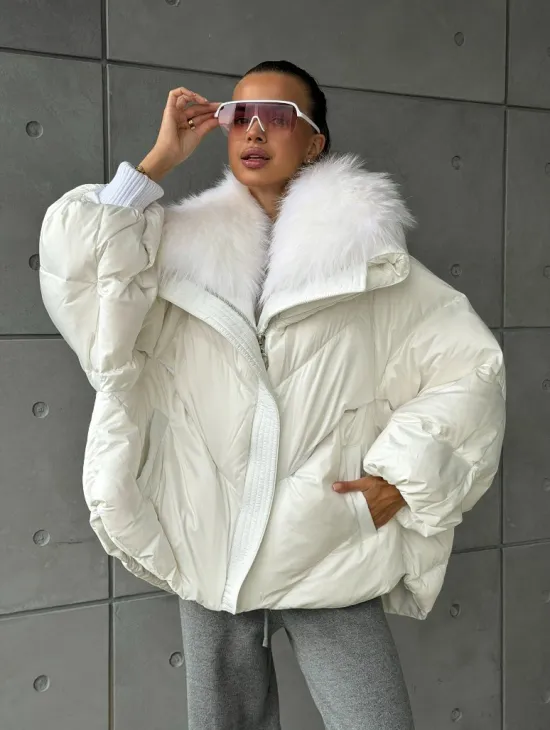 Белый зимний пуховик с мехом - фото 11