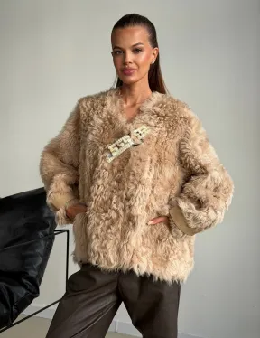 Короткая куртка из овчины - фото 9