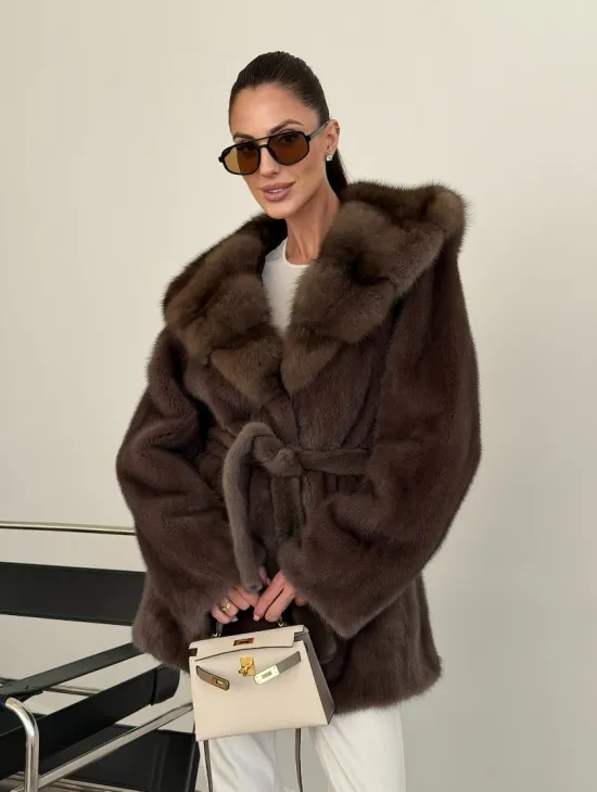 Коричневый норковый полушубок с мехом куницы - фото 8