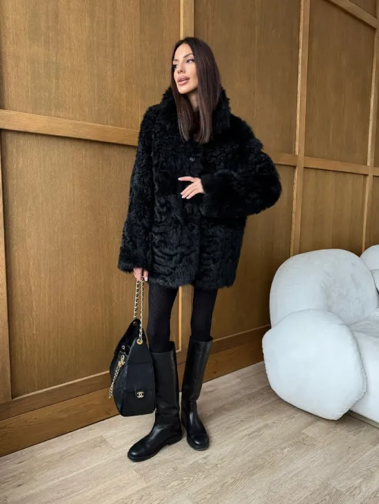 Черная двухсторонняя дубленка из меха тиградо - фото 12