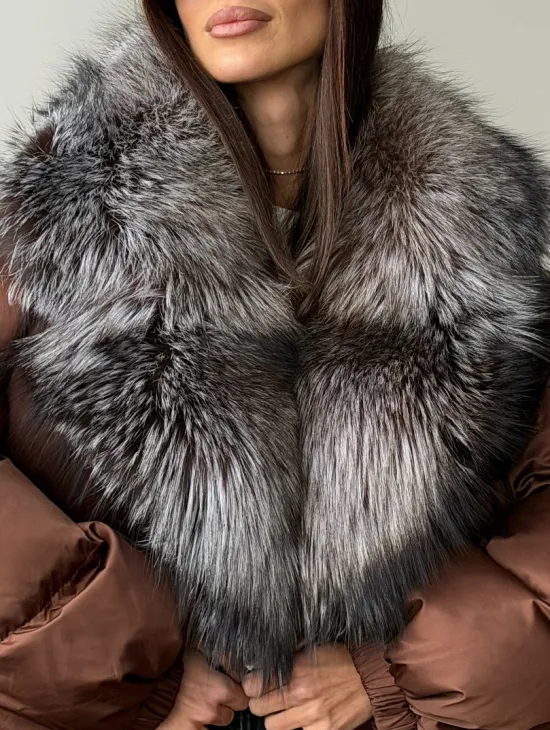 Короткий пуховик с мехом чернобурки - фото 1