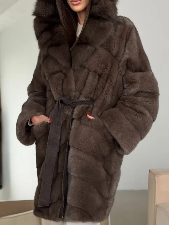 Шуба норковая с капюшоном из куницы - фото 1