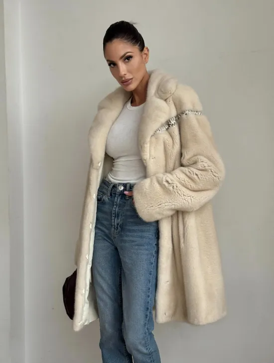 Шуба из аукционной норки с отделкой из кожи в цвете жемчуг - фото 8