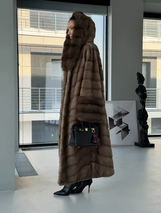 Длинная норковая шуба с отделкой из куницы на рукавах и капюшоне - фото 10