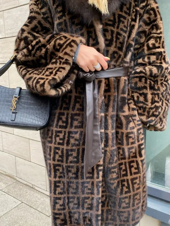 Шуба из меха аукционной норки с капюшоном из меха куницы - фото 1