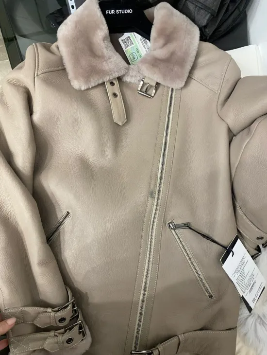 Авиатор дубленка из натуральной овчины в бежевом оттенке - фото 4