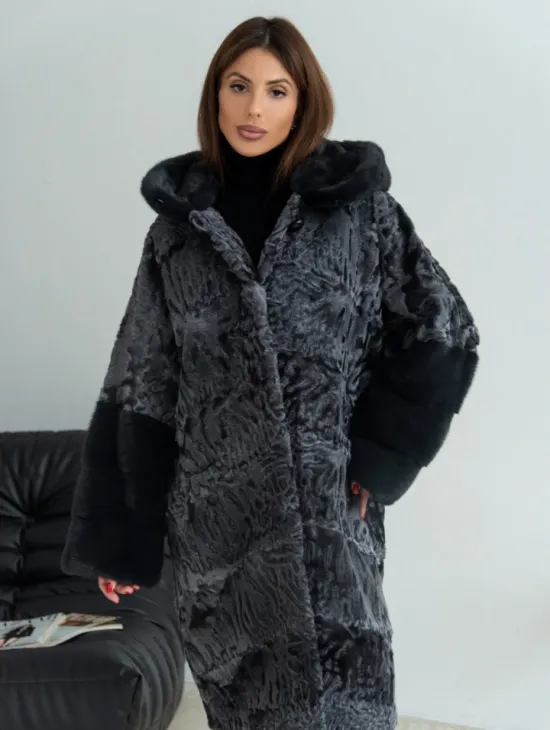 Шуба из каракульчи с отделкой из меха норки с капюшоном - цвет графит - фото 0