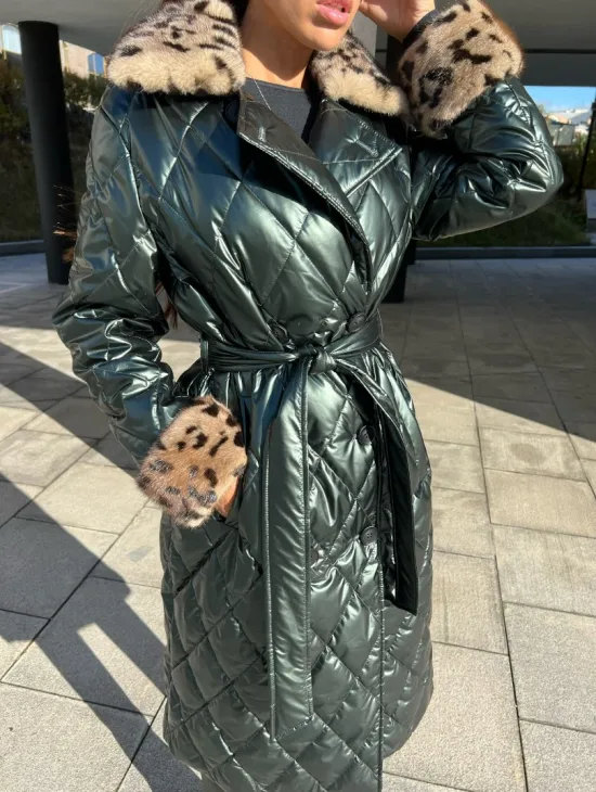 Пальто - пуховик с воротником из меха норки в цвете изумруд - фото 1