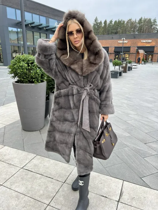 Шуба норковая с капюшоном из меха куницы в цвете графит грей - фото 2