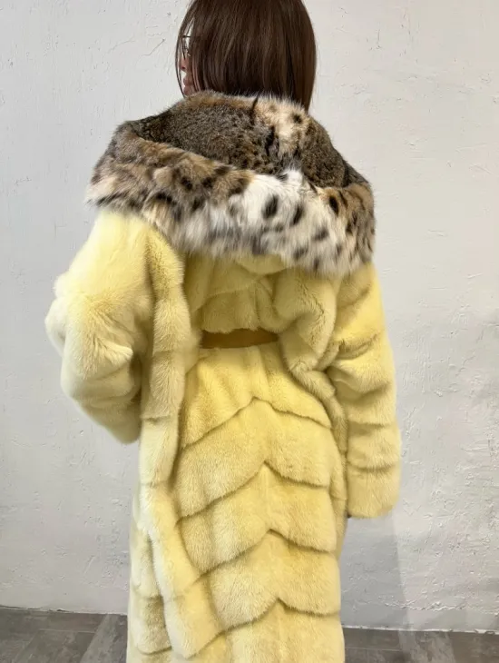 Шуба норковая с капюшоном из меха рыси в лимонном цвете - фото 3