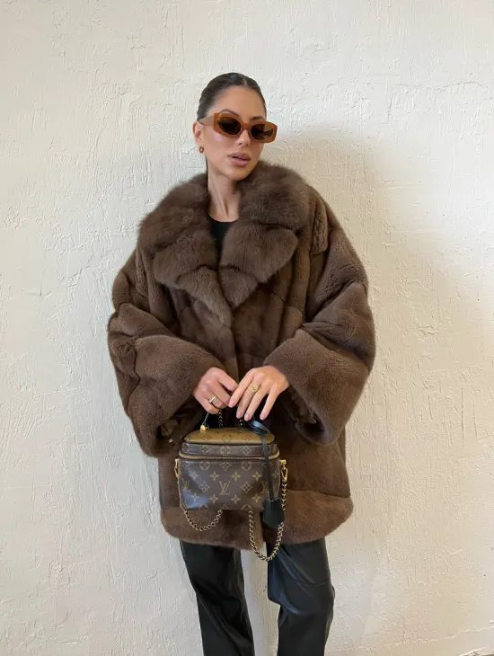 Короткая шуба в цвете соболь с воротником из меха куницы - фото 3