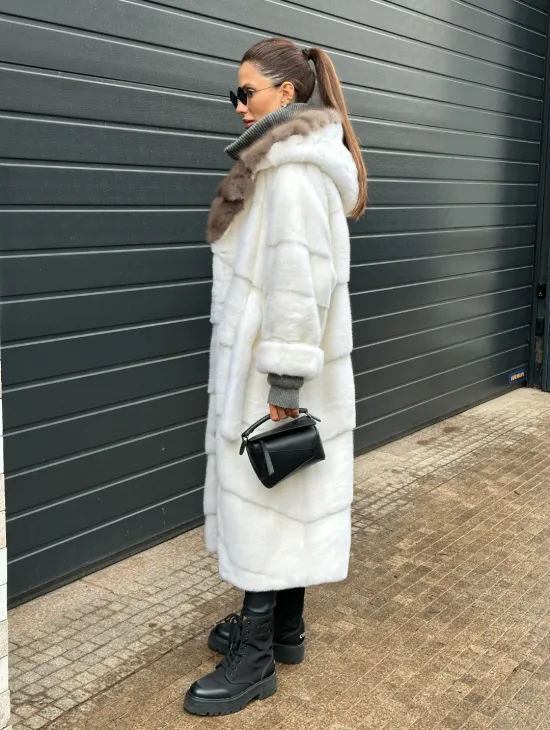 Белоснежная шуба из плюшевой норки VELVET с капюшоном из куницы - фото 5
