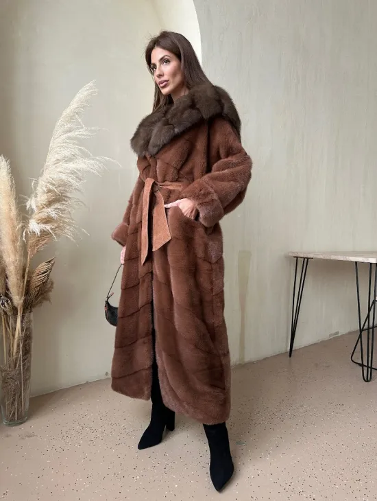 Шуба из аукционной норки с капюшоном из куницы - цвет терракотовый - фото 0
