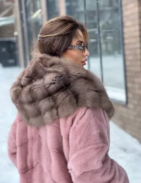Длинная норковая шуба с капюшоном из меха куницы - цвет пудра - фото 1