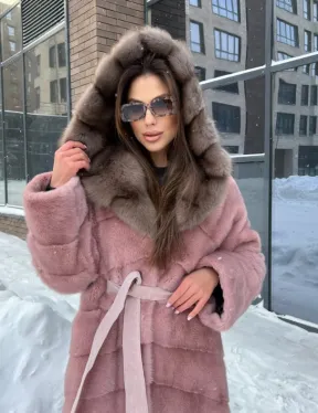 Длинная норковая шуба с капюшоном из меха куницы - цвет пудра - фото 2