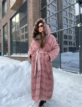 Длинная норковая шуба с капюшоном из меха куницы - цвет пудра - фото 4