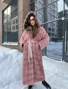 Длинная норковая шуба с капюшоном из меха куницы - цвет пудра - фото 0