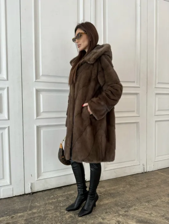 Шуба из меха норки с капюшоном в цвете орех - фото 5