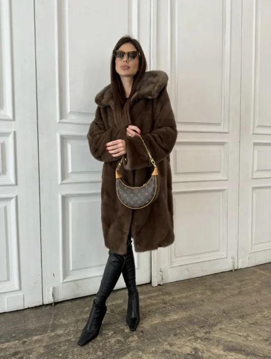 Шуба из меха норки с капюшоном в цвете орех - фото 6