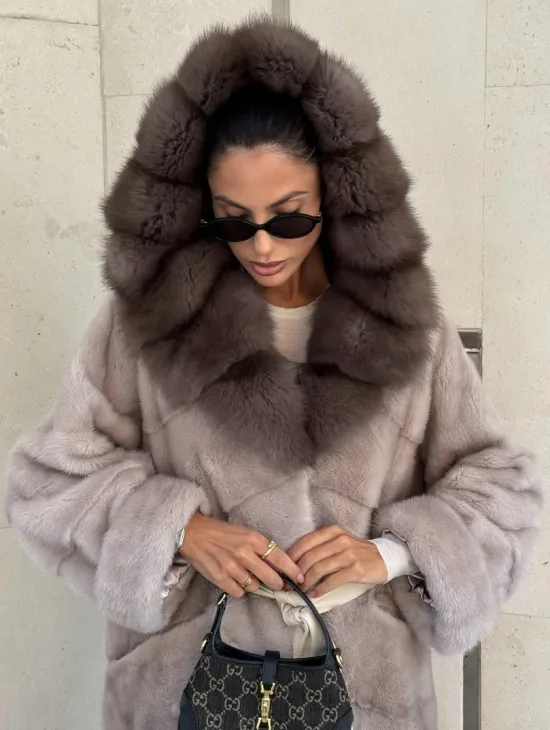 Шуба норковая с капюшоном из меха куницы в цвете нюд - фото 4