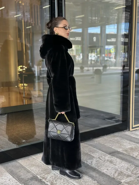 Удлиненная шуба из норки BLACKGLAMA с капюшоном - фото 10