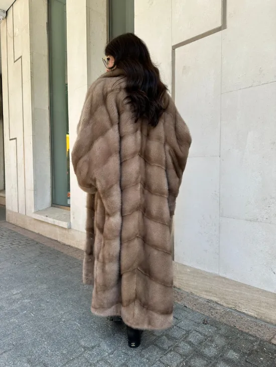 Норковая шуба с английским воротником  - цвет пастель  - стиль 