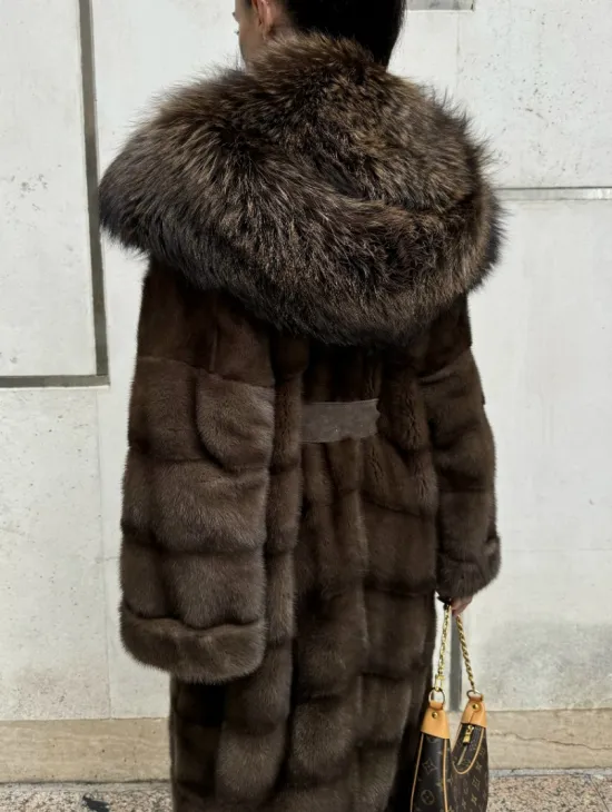 Норковая шуба с капюшоном кобра из меха чернобурки в коричневом цвете - фото 4