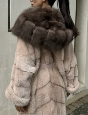 Норковая шуба с капюшоном из меха куницы пудрового цвета (нежно-розовый) - фото 5