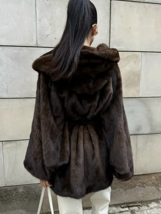 Шуба из скандинавской норки с капюшоном летучая мышь, роспуск орех - фото 4