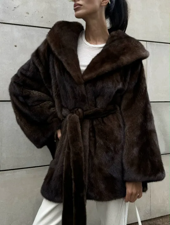 Шуба из скандинавской норки с капюшоном летучая мышь, роспуск орех - фото 2