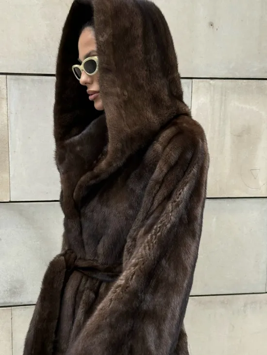 Шуба из скандинавской норки с капюшоном летучая мышь, роспуск орех - фото 1
