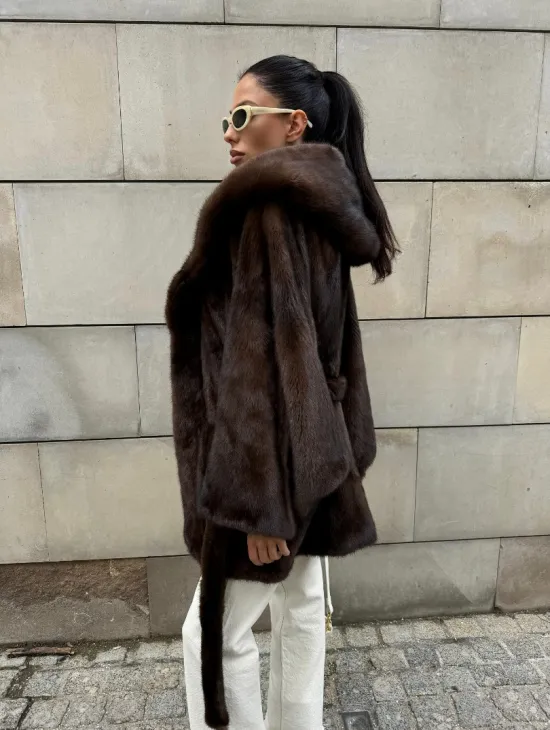 Шуба из скандинавской норки с капюшоном летучая мышь, роспуск орех - фото 11