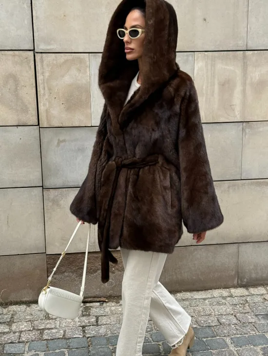 Шуба из скандинавской норки с капюшоном летучая мышь, роспуск орех - фото 0